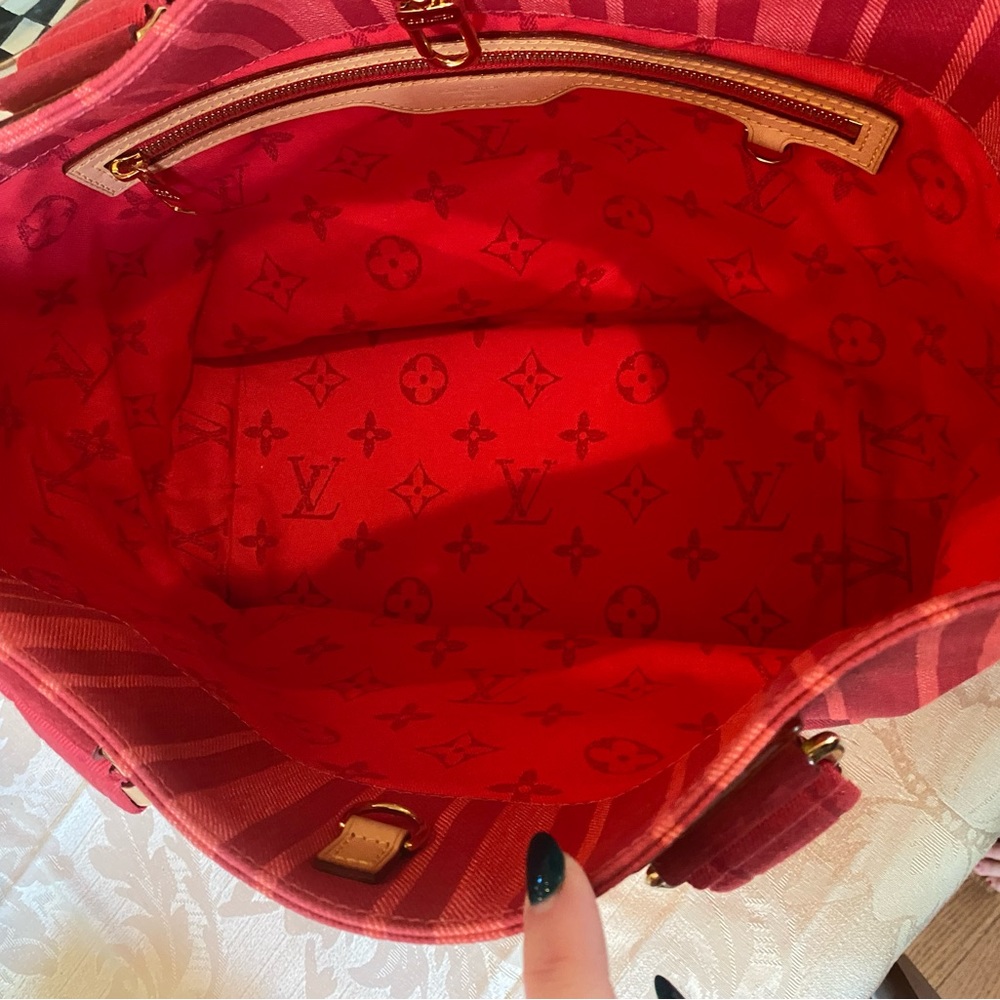 Louis Vuitton Tote - Picture 3 of 7